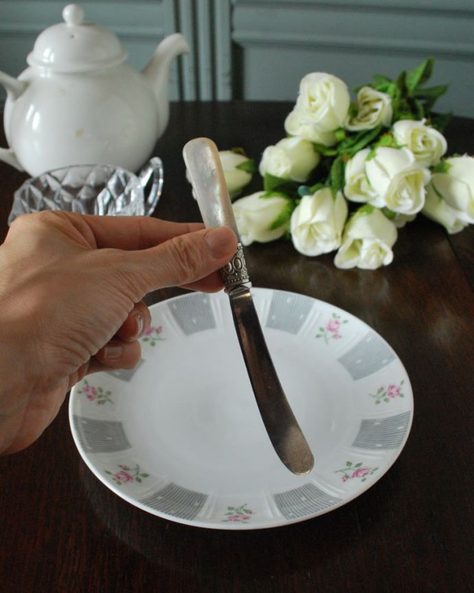 アンティーク シルバー製　アンティーク雑貨　英国のアンティークシルバー、マザーオブパールのデザートナイフ。大きさはコレくらいです。(k-4099-z)