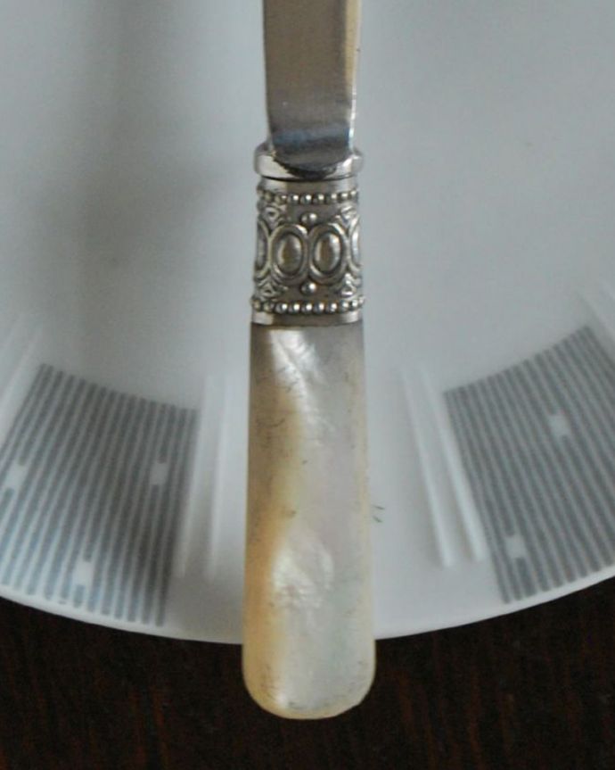 アンティーク シルバー製　アンティーク雑貨　英国のアンティークシルバー、マザーオブパールのデザートナイフ。マザーオブパールのハンドル真珠の母、マザーオブパールと呼ばれる白蝶貝で作られた貴重なハンドル。(k-4099-z)