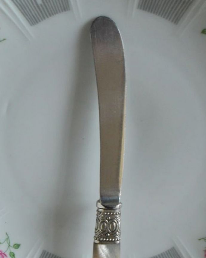アンティーク シルバー製　アンティーク雑貨　英国のアンティークシルバー、マザーオブパールのデザートナイフ。銀の国からやってきたカトラリー優雅な彫金模様を見ているだけで満足してしまう英国のアンティークカトラリー。(k-4099-z)