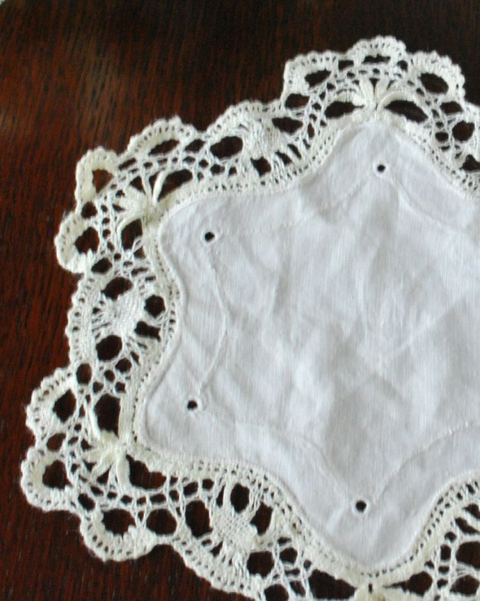 アンティーク 布製の雑貨 アンティーク雑貨 ハンドメイドのフランスアンティーク雑貨、雪の結晶のモチーフのドイリー 。一枚一枚、大切に手作りされました。(k-4125-z)