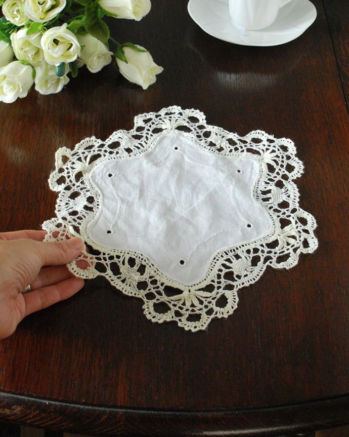 アンティーク 布製の雑貨 アンティーク雑貨 ハンドメイドのフランスアンティーク雑貨、雪の結晶のモチーフのドイリー 。コンディションの良いものだけを選びましたアンティークなので、多少の汚れやシミがある場合がありますが、キレイなものだけを選んできました。(k-4125-z)
