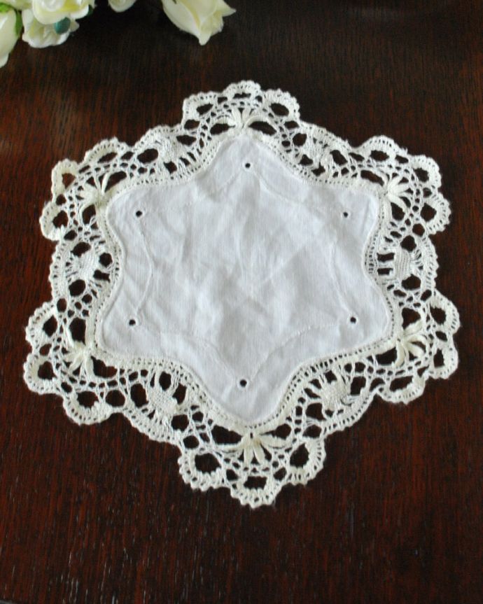 アンティーク 布製の雑貨 アンティーク雑貨 ハンドメイドのフランスアンティーク雑貨、雪の結晶のモチーフのドイリー 。上から見ると・・・こんな形のドイリーです。(k-4125-z)