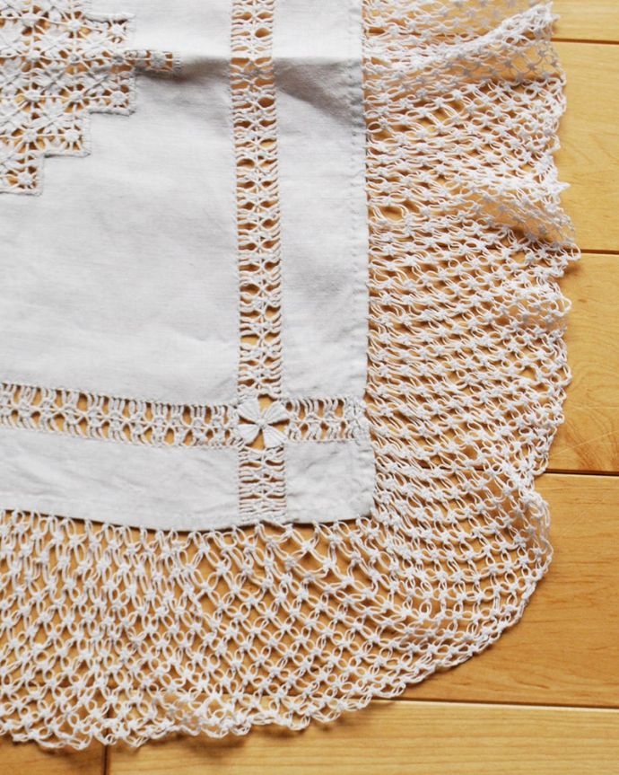 アンティーク 布製の雑貨　アンティーク雑貨　お花のカットワークが華やかなイギリスのアンティークテーブルクロス（ドイリー）　テーブルに掛けるだけでお部屋雰囲気が変わりますお花のレースがとっても華やかです。(k-4126-z)