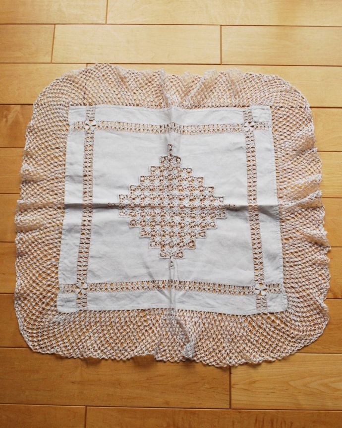 アンティーク 布製の雑貨　アンティーク雑貨　お花のカットワークが華やかなイギリスのアンティークテーブルクロス（ドイリー）　上から見ると･･･こんな形のドイリーです。(k-4126-z)