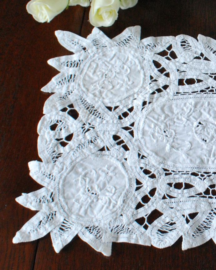 アンティーク 布製の雑貨　アンティーク雑貨　フランスで見つけたアンティークの雑貨、レースが可愛いスクエア型のドイリー 。一枚一枚、大切に手作りされました。(k-4127-z)
