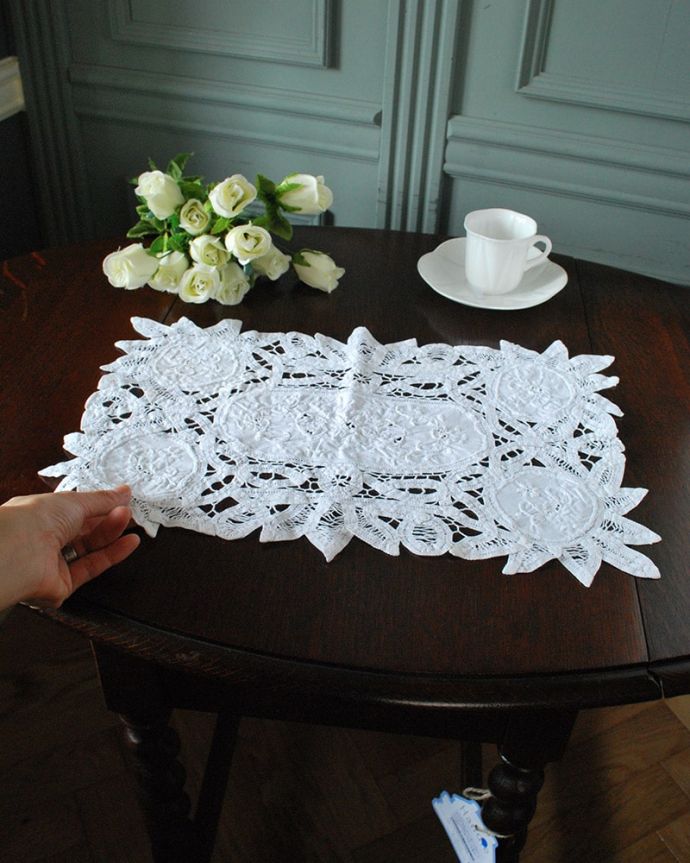アンティーク 布製の雑貨　アンティーク雑貨　フランスで見つけたアンティークの雑貨、レースが可愛いスクエア型のドイリー 。キレイなものを選んできました新品ではないので多少の汚れやシミがある場合がありますが、いいものを選んできました。(k-4127-z)