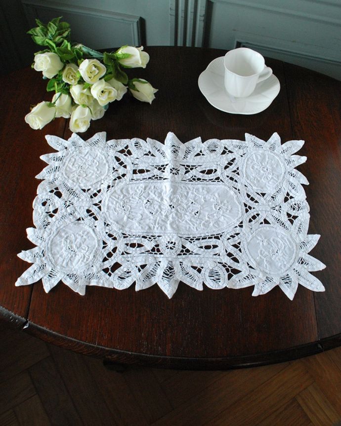 アンティーク 布製の雑貨　アンティーク雑貨　フランスで見つけたアンティークの雑貨、レースが可愛いスクエア型のドイリー 。上から見ると･･･こんな形のドイリーです。(k-4127-z)