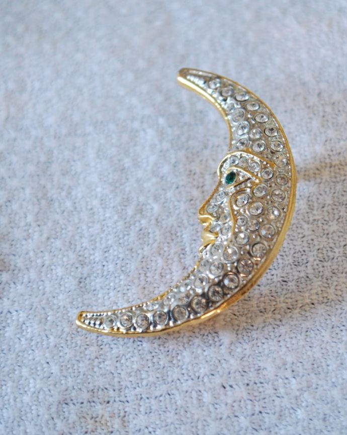 アンティーク その他の雑貨　アンティーク雑貨　アンティークの雑貨、イギリスで見つけた輝くクレセントムーンのアンティークブローチ（三日月）。年月を重ねた大人の雰囲気現代作られたものとは、なんだか雰囲気が違うアンティークのアクセサリー。(k-4130-z)
