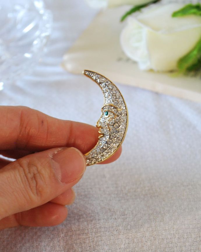 アンティーク その他の雑貨　アンティーク雑貨　アンティークの雑貨、イギリスで見つけた輝くクレセントムーンのアンティークブローチ（三日月）。大きさはこれくらいですちゃんと磨いて、キレイにお直ししたのでしっかり使えます。(k-4130-z)