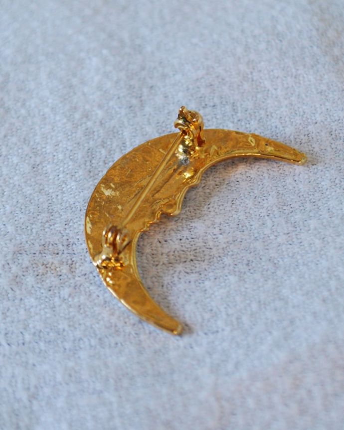 アンティーク その他の雑貨　アンティーク雑貨　アンティークの雑貨、イギリスで見つけた輝くクレセントムーンのアンティークブローチ（三日月）。裏から見るとこんな感じですアンティークなので多少のキズ・汚れがある場合がありますが、使用上問題はありませんので、ご了承下さい。(k-4130-z)