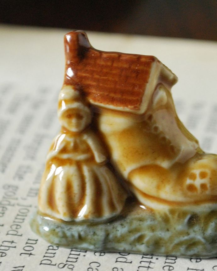 アンティーク 陶磁器の雑貨 アンティーク雑貨 イギリスで見つけたWADE社のビンテージ陶器、Whimsiesシリーズのフィギア(ハウス)。英国WADEの陶器フィギュリン1954年に発表された「Whimsies(気まぐれ)」シリーズは、世界中にコレクターがいる陶器の動物フィギュリンです。(k-4146-z)