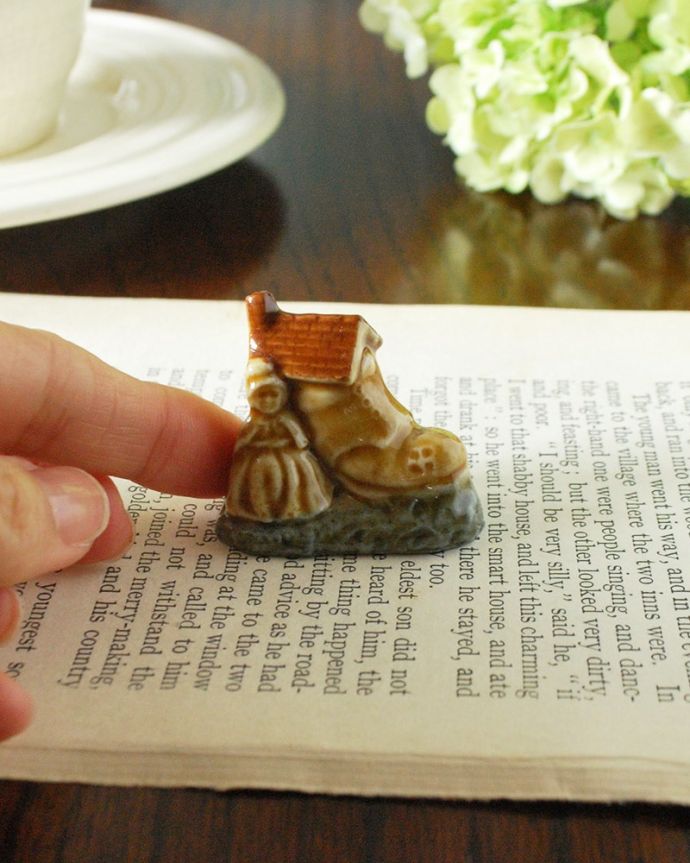 アンティーク 陶磁器の雑貨 アンティーク雑貨 イギリスで見つけたWADE社のビンテージ陶器、Whimsiesシリーズのフィギア(ハウス)。大きさはこれくらいですコレクションしたくなるくらい小さなサイズが可愛いんです。(k-4146-z)