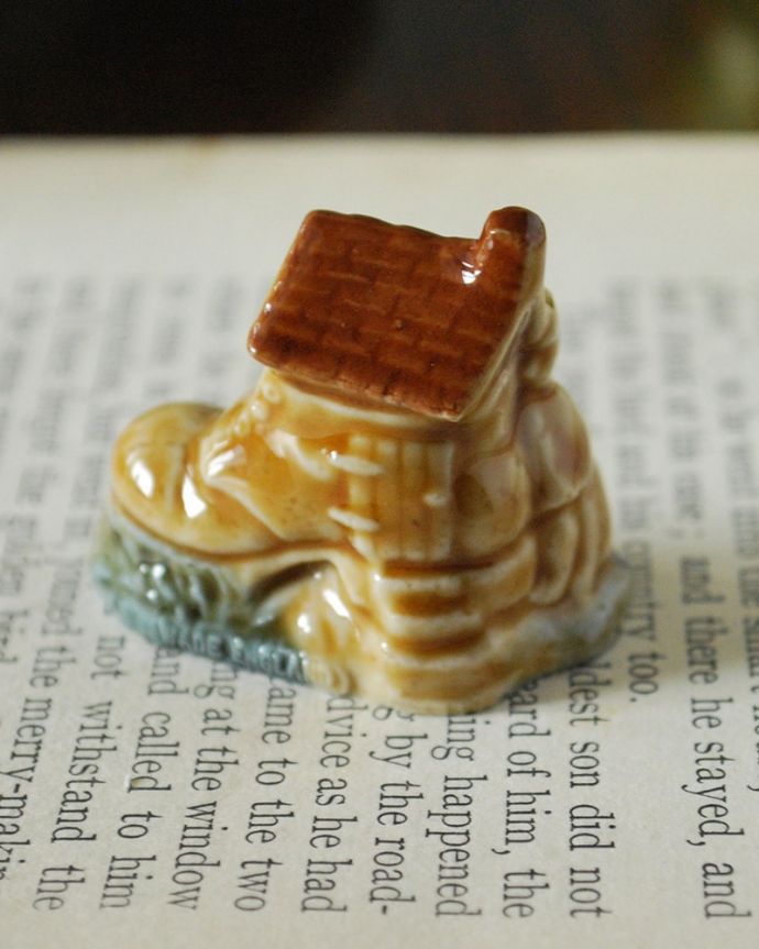 アンティーク 陶磁器の雑貨 アンティーク雑貨 イギリスで見つけたWADE社のビンテージ陶器、Whimsiesシリーズのフィギア(ハウス)。後姿も可愛いアンティークなので多少のキズ・汚れがある場合がありますが、使用上問題はありませんので、ご了承下さい。(k-4146-z)