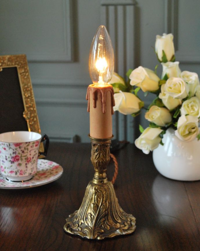 スタンドライト　照明・ライティング　英国のアンティークテーブルランプ、真鍮製の照明（Ｅ17シャンデリア球付）。。(k-4150-z)