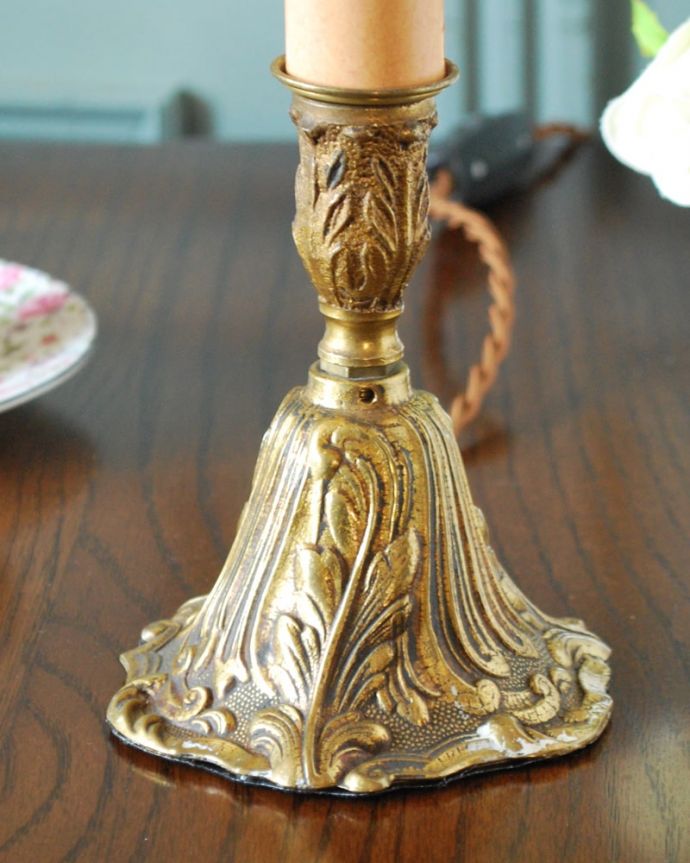 スタンドライト　照明・ライティング　英国のアンティークテーブルランプ、真鍮製の照明（Ｅ17シャンデリア球付）。。(k-4150-z)