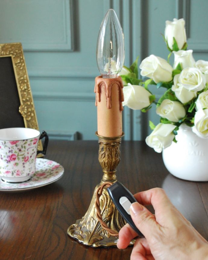 スタンドライト　照明・ライティング　英国のアンティークテーブルランプ、真鍮製の照明（Ｅ17シャンデリア球付）。。(k-4150-z)