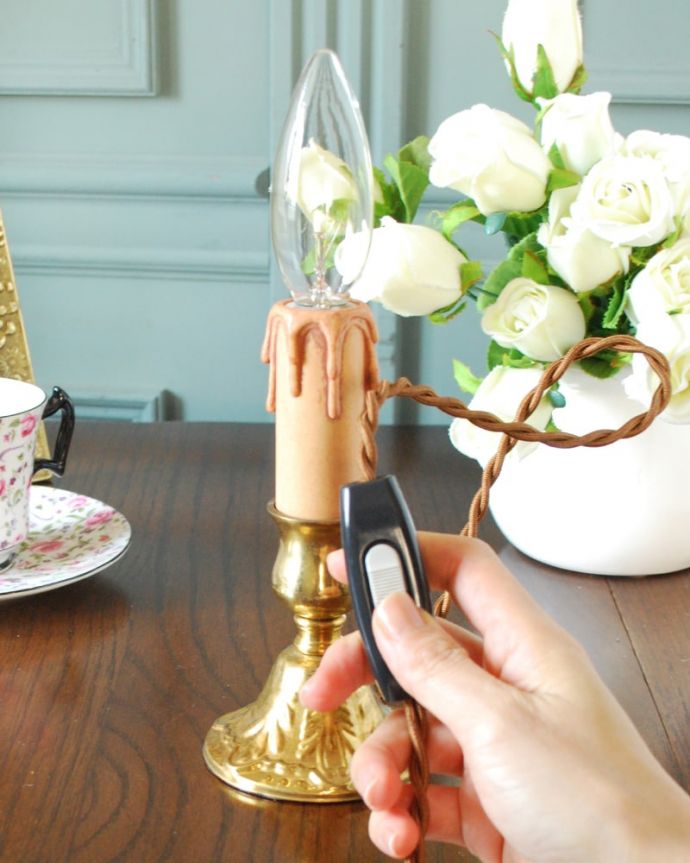 スタンドライト　照明・ライティング　イギリスで見つけた真鍮製のアンティークテーブルランプ（Ｅ17シャンデリア球付）。。(k-4152-z)