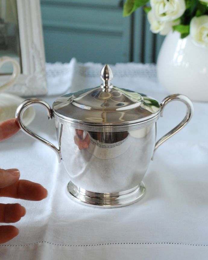 アンティーク雑貨　シルバー　シュガーボウル(フタ付き)　高級だったお砂糖を入れるための器昔はとても高級だったお砂糖は、大きな塊を砕いて使っていたのでサイズがとっても大きいので、使い方は自由です。(k-4164-z)