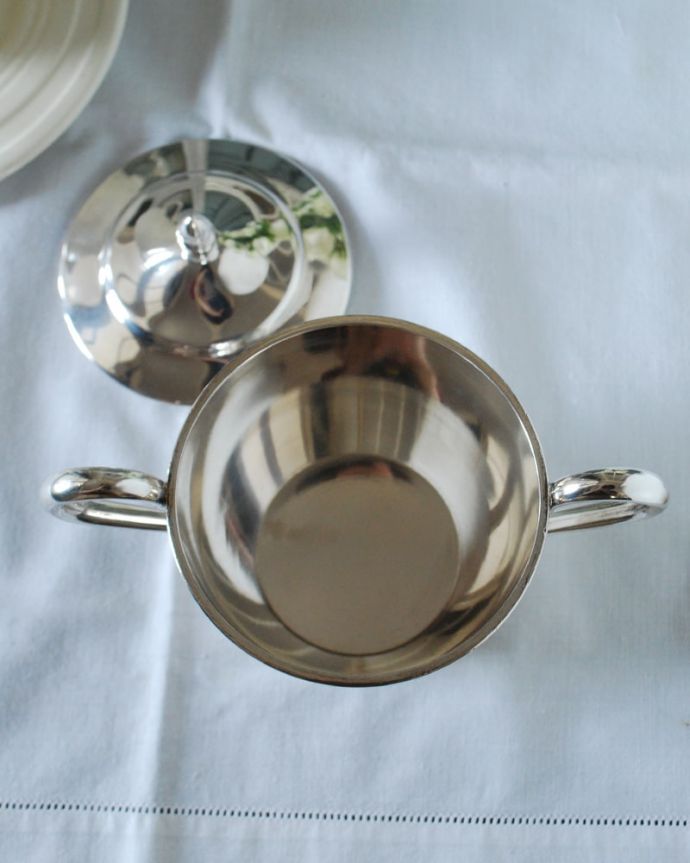 アンティーク雑貨　シルバー　シュガーボウル(フタ付き)　上から見ると･･･アンティークのため、多少の欠け・傷がある場合がありますが、使用上問題はありませんので、ご了承下さい。(k-4164-z)