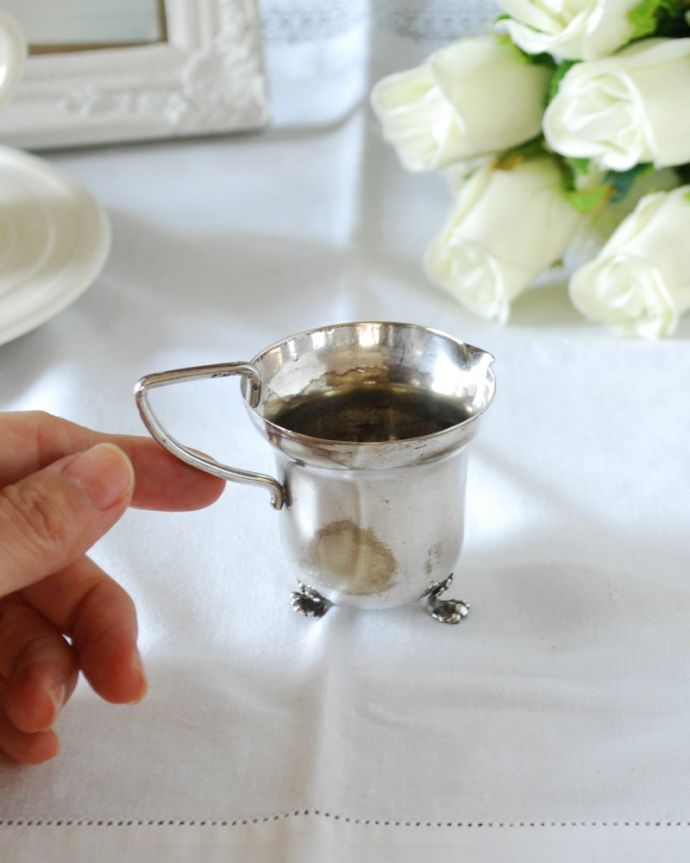 アンティーク シルバー製　アンティーク雑貨　シルバー　ミルクピッチャ　持ち手もしっかり付いています昔と同じようにミルクを入れて使うのはもちろん使い方は自由自在。(k-4168-z)