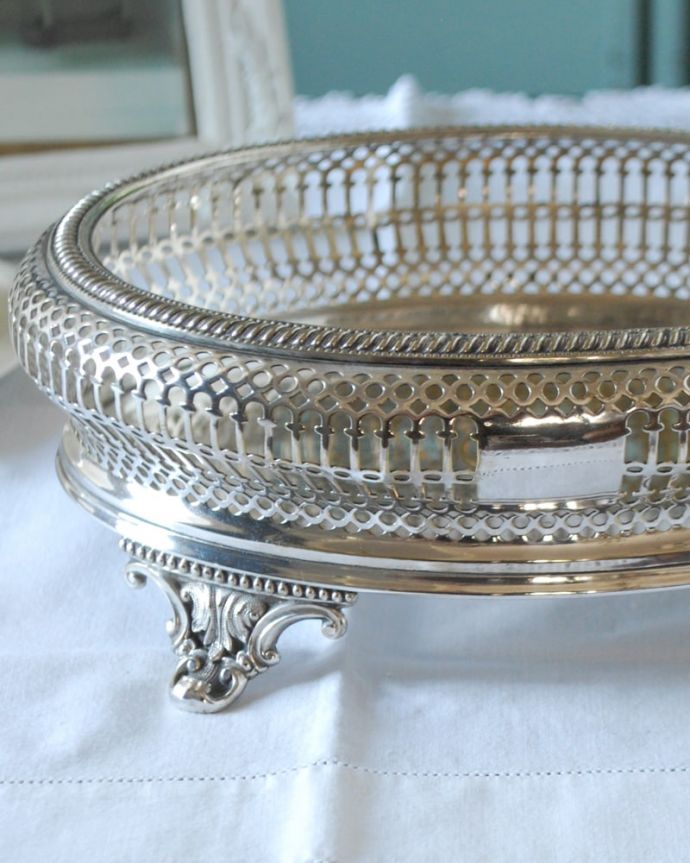 アンティーク シルバー製 アンティーク雑貨 アンティークのシルバー雑貨、透かし彫りが美しい脚付きのトレイ テーブルがパッと華やかに貴重だったシルバーで作られたテーブルウェア。(k-4170-z)