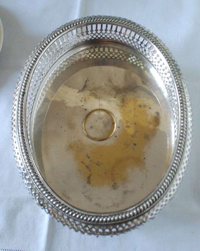 アンティーク シルバー製 アンティーク雑貨 シルバー ギャラリートレイ 小サイズ 上から見るとこんな感じですアンティークなので多少のキズ・汚れがある場合がありますが、使用上問題はありませんので、ご了承下さい。(k-4170-z)