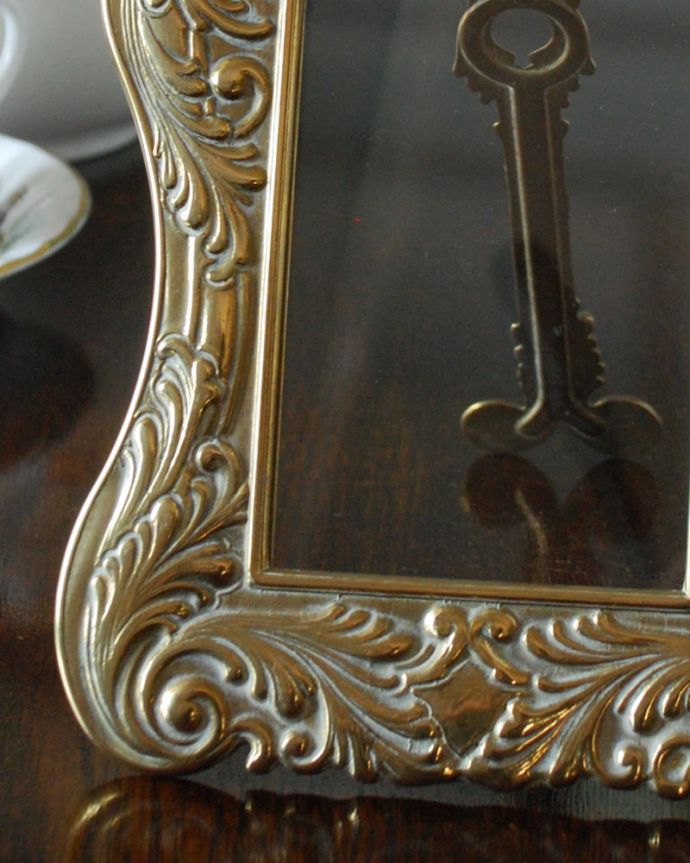 アンティーク雑貨 真鍮 フォトフレーム 落ち着いた輝きが大人の雰囲気真鍮製なので、使っていくごとに味わい深い色合いに変化していきます。(k-4176-z)