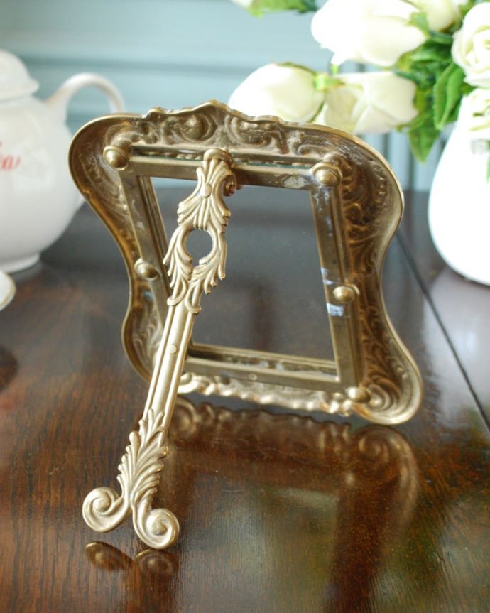 アンティーク雑貨 真鍮 フォトフレーム 裏側を見てみると…裏面はこんな感じです。(k-4176-z)