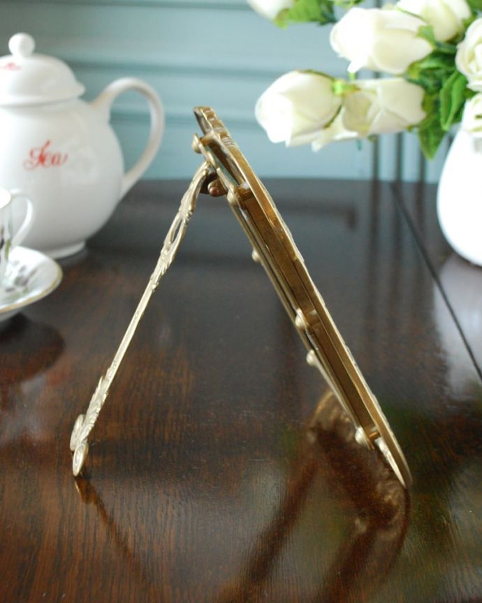 アンティーク雑貨 真鍮 フォトフレーム 横から見ると…アンティークなので多少のキズ・汚れがある場合がありますがキレイなものを買い付けてきたのでご使用上問題はありません。(k-4176-z)