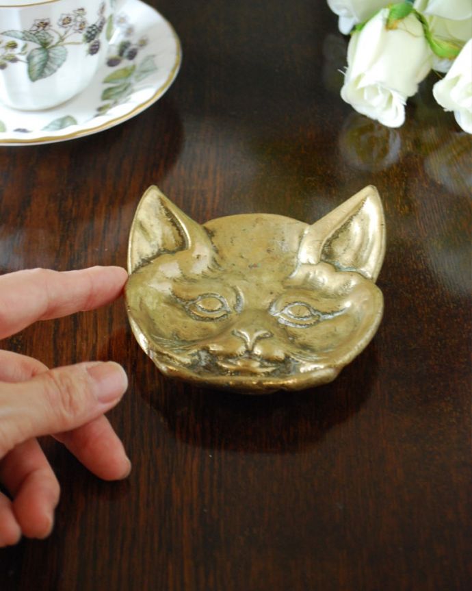 アンティーク 真鍮の雑貨　アンティーク雑貨　真鍮　猫のプレート。大きさはこれくらいですコレクションしたくなるくらい、いろんなサイズのものがあります。(k-4178-z)