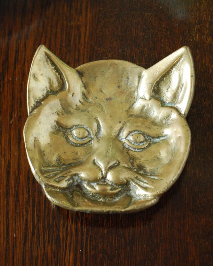 アンティーク 真鍮の雑貨　アンティーク雑貨　真鍮　猫のプレート。上から見るとこんな感じですアンティークは新品ではなので多少のキズ・汚れがある場合がありますが、使用上問題はありませんので、ご了承下さい。(k-4178-z)