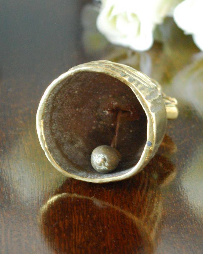 アンティーク雑貨 真鍮 ベル キレイな音を奏でてくれますアンティークなので多少のキズやカケがある場合はありますが、きちんと鳴ります。(k-4181-z)