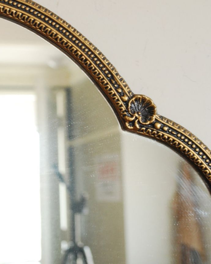 アンティーク ミラー（鏡）　アンティーク雑貨　ミラー　見るたびにうっとりするモールディングの美しさ煌びやかなモールディングの縁取りが美しいアンティークのミラーは、覗き込む度に女性だったら誰もがワクワクしちゃう美しいデザインが一番の魅力です。(k-4182-z)
