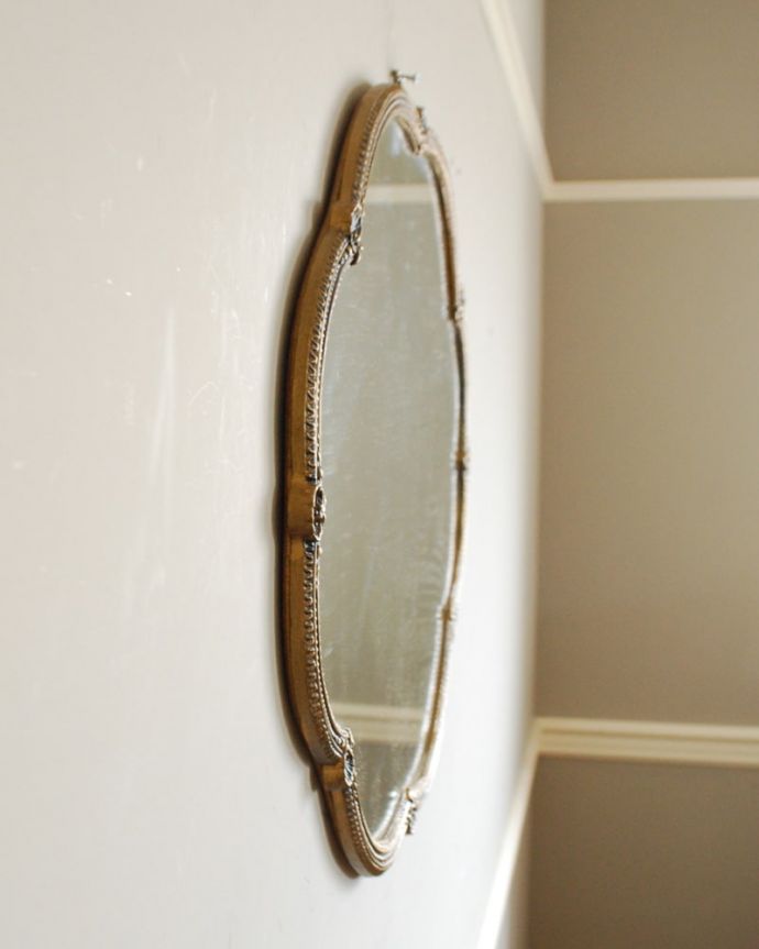 アンティーク ミラー（鏡）　アンティーク雑貨　ミラー　横から見ると…アンティークなので多少のキズ・汚れがある場合がありますがキレイなものを買い付けてきたのでご使用上問題はありません。(k-4182-z)