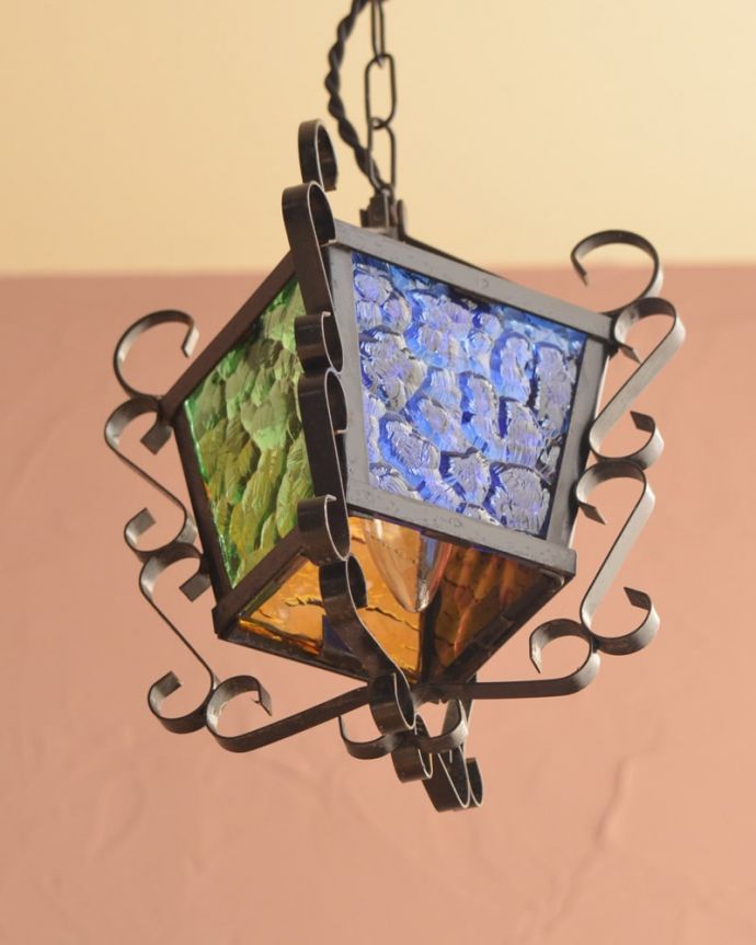 照明・ライティング　アンティーク ペンダントライト　下から見上げると･･･実際に取り付けて下から見るとこんな感じです。(k-4186-z)