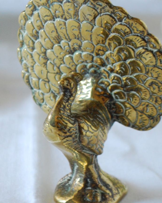 アンティーク 真鍮の雑貨　アンティーク雑貨　真鍮 クジャク　落ち着いた輝きが大人の雰囲気真鍮製なので、使っていくごとに味わい深い色合いに変化していきます。(k-4202-z)