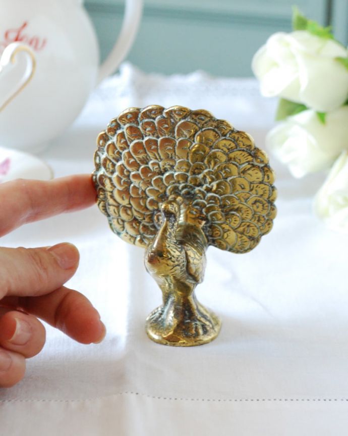 アンティーク 真鍮の雑貨　アンティーク雑貨　真鍮 クジャク　大きさはこれくらいですコレクションしたくなるくらい、いろんなサイズのものがあります。(k-4202-z)