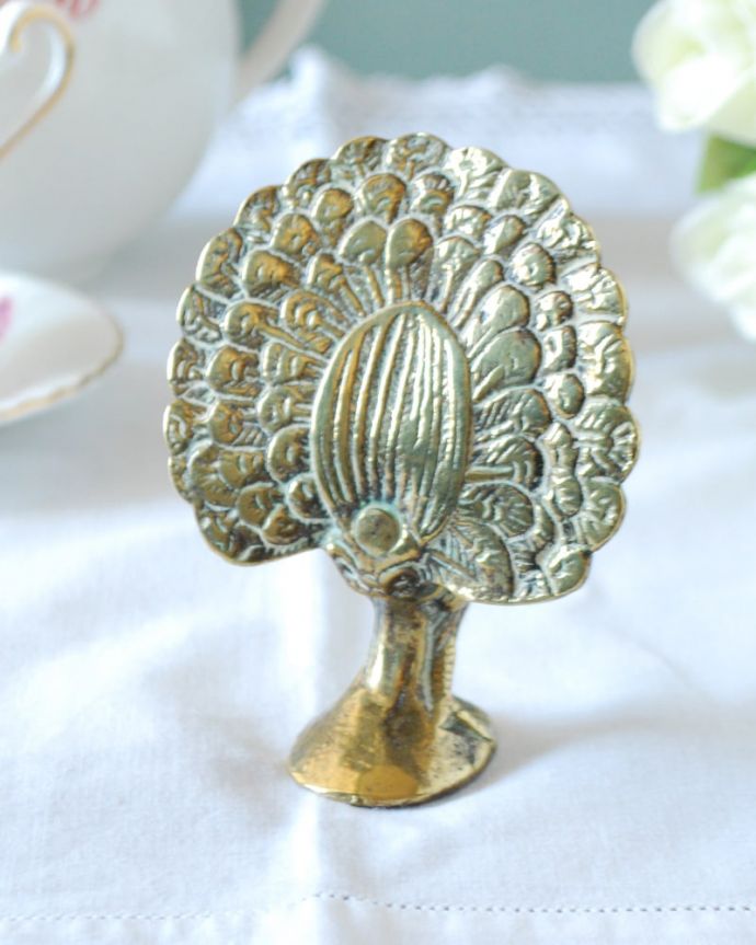 アンティーク 真鍮の雑貨　アンティーク雑貨　真鍮 クジャク　上から見るとこんな感じですアンティークなので多少のキズ・汚れがある場合がありますが、使用上問題はありませんので、ご了承下さい。(k-4202-z)