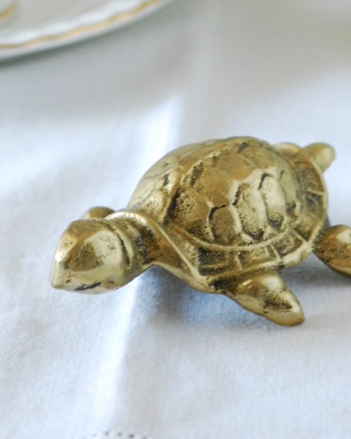 アンティーク 真鍮の雑貨　アンティーク雑貨　真鍮　カメ　落ち着いた輝きが大人の雰囲気真鍮製なので、使っていくごとに味わい深い色合いに変化していきます。(k-4205-z)