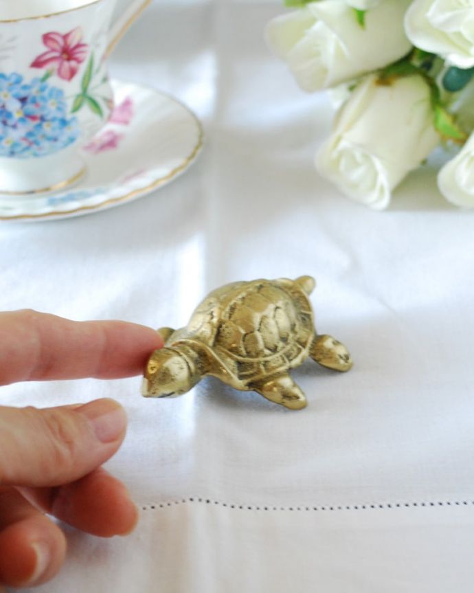 アンティーク 真鍮の雑貨　アンティーク雑貨　真鍮　カメ　大きさはこれくらいですコレクションしたくなるくらい、いろんなサイズのものがあります。(k-4205-z)
