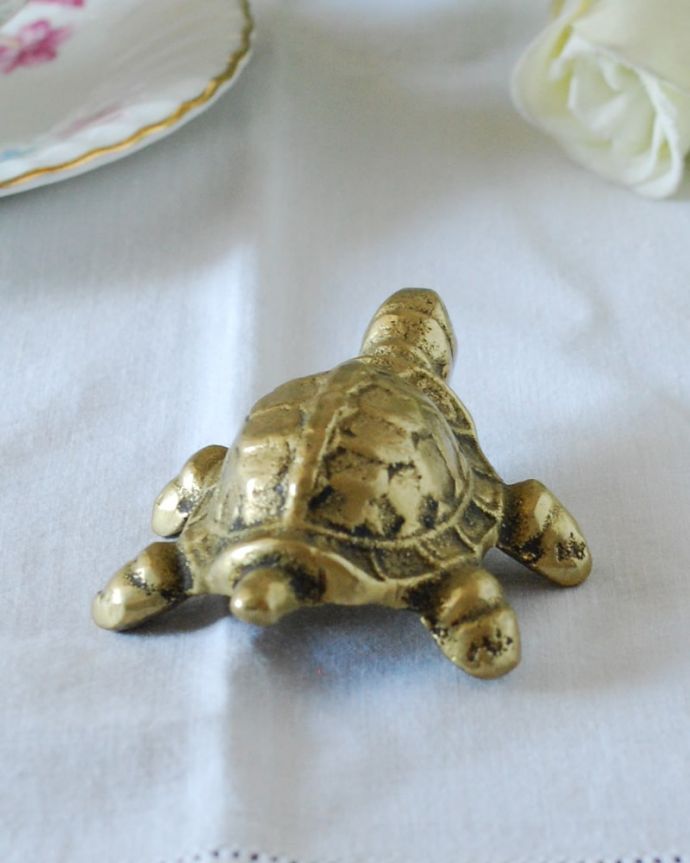 アンティーク 真鍮の雑貨　アンティーク雑貨　真鍮　カメ　上から見るとこんな感じですアンティークなので多少のキズ・汚れがある場合がありますが、使用上問題はありませんので、ご了承下さい。(k-4205-z)