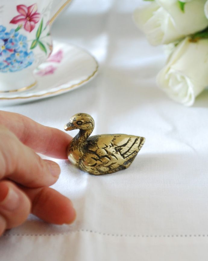アンティーク 真鍮の雑貨　アンティーク雑貨　真鍮　カモ小サイズ　大きさはこれくらいですコレクションしたくなるくらい、いろんなサイズのものがあります。(k-4216-z)
