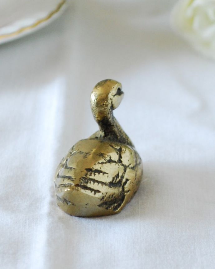 アンティーク 真鍮の雑貨　アンティーク雑貨　真鍮　カモ小サイズ　上から見るとこんな感じですアンティークなので多少のキズ・汚れがある場合がありますが、使用上問題はありませんので、ご了承下さい。(k-4216-z)