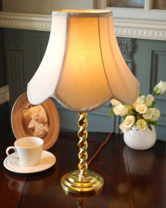 スタンドライト　照明・ライティング　アンティークの照明、真鍮製のテーブルランプ(E17シャンデリア球付き)　ステキな夜の時間を作ってくれますベッドサイドに置くだけでリラックスした灯りで癒しの空間を作ってくれるテーブルランプ。(k-4249-z)