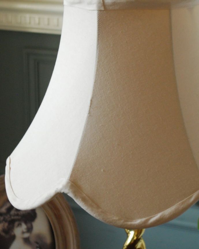 スタンドライト　照明・ライティング　アンティークの照明、真鍮製のテーブルランプ(E17シャンデリア球付き)　新しいシェードを被せてお届けします組み合わせたシェードは、コントワールドゥファミーユのチューリップ型。(k-4249-z)