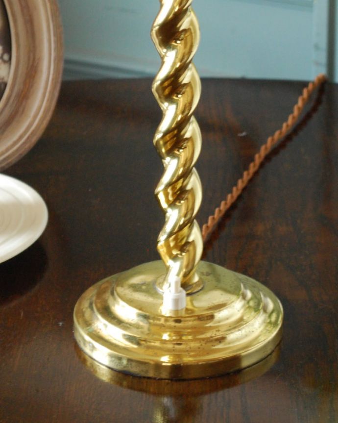 スタンドライト　照明・ライティング　アンティークの照明、真鍮製のテーブルランプ(E17シャンデリア球付き)　アンティークらしい美しさ土台の部分はアンティークらしい美しいデザイン。(k-4249-z)