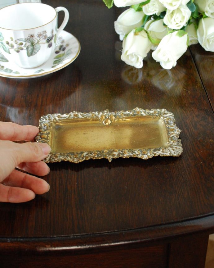 アンティーク雑貨 アンティーク ブラスグッズ(トレイ) いろいろ便利に使えます灰皿としてだけじゃなく、アクセサリーや鍵、小物入れなど自分だけの使い方を楽しんで下さい。(k-4255-z)