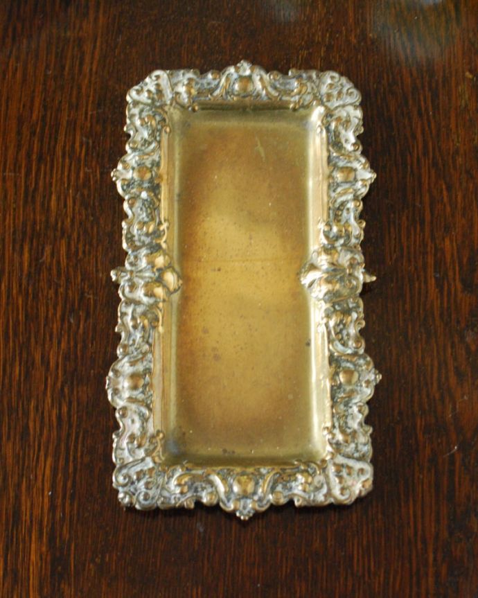 アンティーク雑貨 アンティーク ブラスグッズ(トレイ) 上から見るとこんな感じですアンティークは新品ではなので多少のキズ・汚れがある場合がありますが、使用上問題はありませんので、ご了承下さい。(k-4255-z)