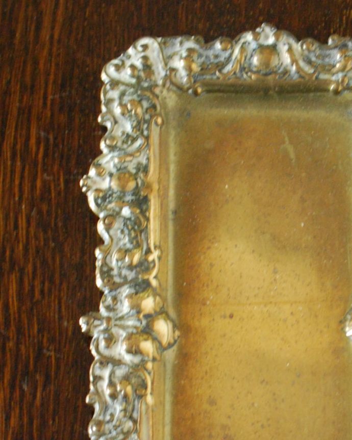 アンティーク雑貨 アンティーク ブラスグッズ(トレイ) 落ち着いた輝きが大人の雰囲気真鍮製なので、使っていくごとに味わい深い色合いに変化していきます。(k-4255-z)