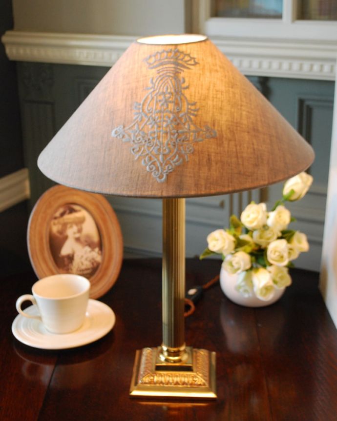 スタンドライト 照明・ライティング アンティークのテーブルランプ、英国で見つけた真鍮製の照明(E17シャンデリア球付き) ステキな夜の時間を作ってくれますベッドサイドに置くだけでリラックスした灯りで癒しの空間を作ってくれるテーブルランプ。(k-4260-z)